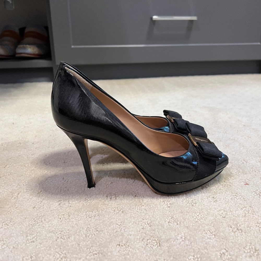 Salvatore Ferragamo Vera Bow Peep Toe Heels, Patent Leather, Black, size 5.5 - Picture 5 of 9